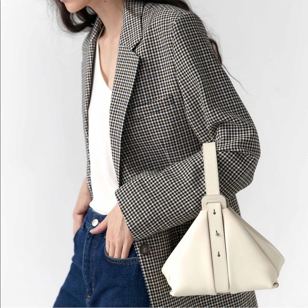 Advene cream white hand bag.Gently used good condition.